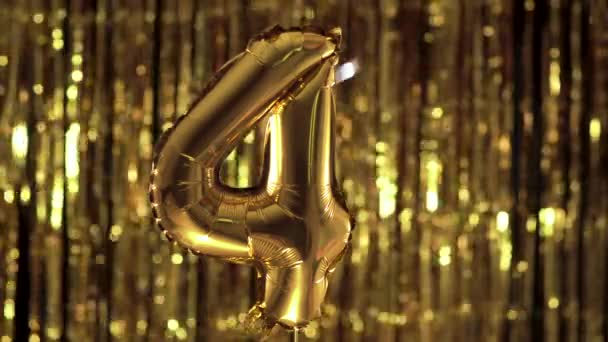 Guldfolie nummer 4 fyra festlig ballong på en gul bakgrund. Begreppet födelsedag, årsdag, datum. — Stockvideo