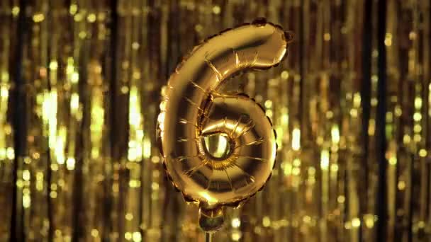 Goldfolie Nummer 6 sechs festlicher Luftballon auf gelbem Hintergrund. Das Konzept von Geburtstag, Jubiläum, Datum. — Stockvideo