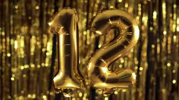 Zlatá fólie číslo 12 dvanáct slavnostní balón na žlutém pozadí. Koncept narozenin, výročí, datum. — Stock video