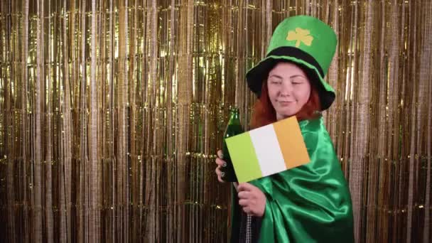 アイルランドの国旗を掲揚したレプショーンの衣装を着て踊り. — ストック動画