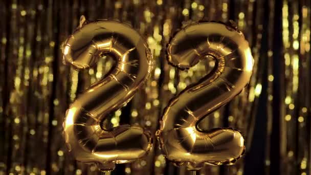 Złoty numer 22, dwadzieścia dwa, wykonany z nadmuchiwanego balonu, na żółtym tle. Jeden z kompletnych zbiorów liczb. Koncepcja urodzin, rocznicy, daty — Wideo stockowe
