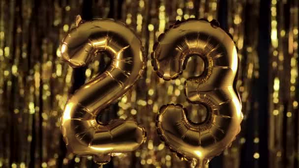 Numéro d'or 23 vingt-trois fait à partir d'un ballon gonflable, sur un fond jaune. L'un des nombres complets. Le concept d'anniversaire, anniversaire, date — Video