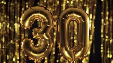 Altın 30 numara sarı zemin üzerinde şişme bir balondan yapılmıştır. Tam sayı kümelerinden biri. Doğum günü, yıldönümü, tarih kavramı