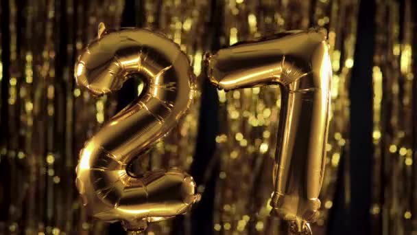 El número dorado 27 veintisiete está hecho de una bola inflable sobre un fondo amarillo. Uno de los números completos. Cumpleaños, aniversario, concepto de fecha — Vídeo de stock
