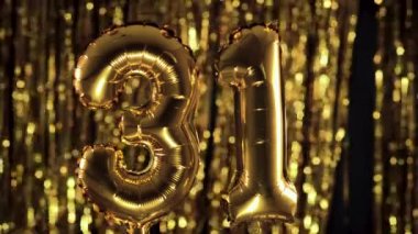 Altın 331 numara, sarı zemin üzerinde şişme bir balondan yapılmıştır. Tam sayı kümelerinden biri. Doğum günü, yıldönümü, tarih kavramı