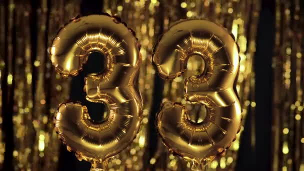 Złota liczba 33 trzydzieści trzy wykonana jest z nadmuchiwanego balonu na żółtym tle. Jeden z kompletnych zbiorów liczb. Urodziny, rocznica, koncepcja daty — Wideo stockowe