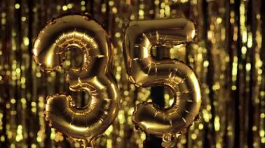 Altın numara 35 35, sarı zemin üzerinde şişme bir balondan yapılır. Tam sayı kümelerinden biri. Doğum günü, yıldönümü, tarih kavramı