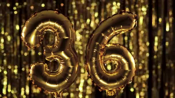 Zlaté číslo 36 třicet šest je vyrobeno z nafukovacího balónu na žlutém pozadí. Jedno z kompletních čísel. Narozeniny, výročí, koncept data — Stock video