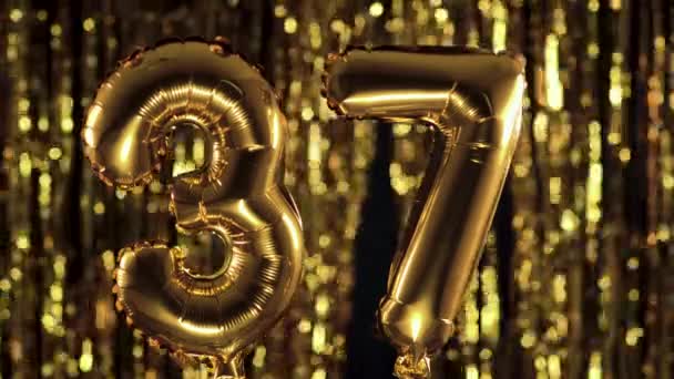 Le numéro d'or 37 37 est fabriqué à partir d'un ballon gonflable sur fond jaune. L'un des nombres complets. Anniversaire, concept de date — Video