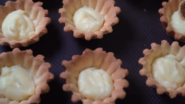 Cake tartlet with sweet protein cream. Delicious shortcrust tartlets. — Stock Video