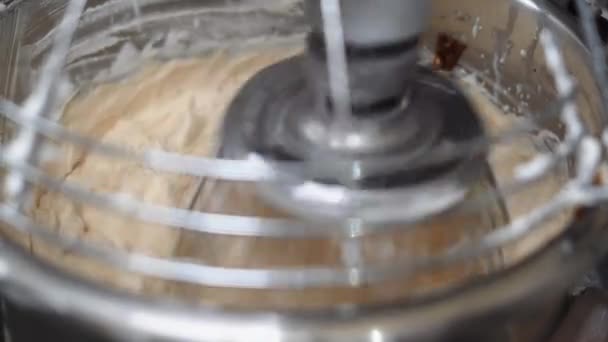Une machine à pétrir la pâte, dans un restaurant de boulangerie. Fouetter la crème dans un bol métallique à l'aide d'une machine à mélanger électrique. Mélanger la crème dans le mélangeur. Industrie alimentaire, industrie de production. — Video