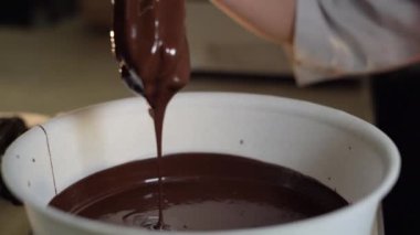 Kadın eliyle daldırıyor tatlı çikolataya, yakın çekim,