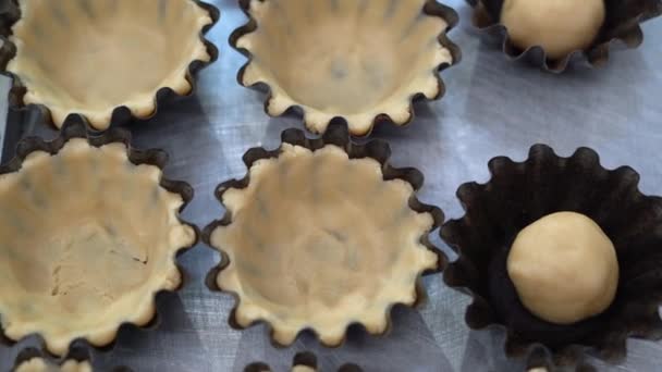 Close-up van het deeg voor taartjes in bakschalen. concept voor kleine ondernemingen, — Stockvideo