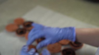 Karamelli badem ve karamelli kremayı birbirine karıştırarak karamelli badem yapıyorum. Şefin elleri eldivende.