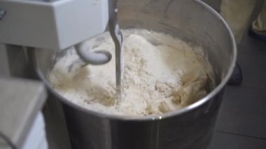 Ekmek hamuru yoğurmak için yiyecek işlemcisi. Ekmek, rulo, spagetti üretim süreci