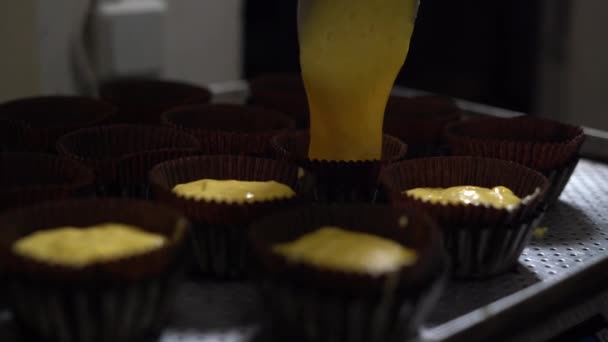 Macro de massa de baunilha crua, preenchendo latas de muffin. conceito de pequena empresa — Vídeo de Stock