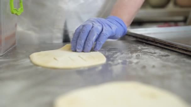 O chef embrulha uma deliciosa salsicha na massa. Conceito de empresa de pequeno porte, fabricação DIY — Vídeo de Stock