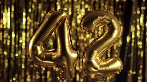 Le nombre d'or 42 quarante-deux est fait d'un ballon gonflable sur un fond jaune. L'un des nombres complets. Anniversaire, concept de date — Video