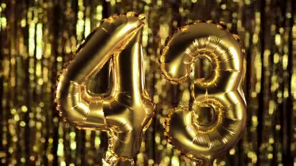 Het gouden nummer 43 drieënveertig is gemaakt van een opblaasbare bal op een gele achtergrond. Een van de volledige set nummers. Verjaardag, verjaardag, datum concept — Stockvideo