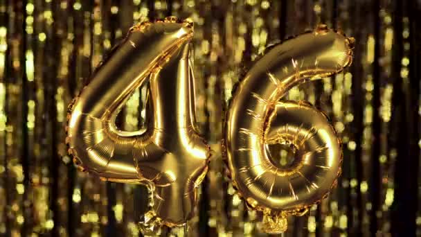 Zlaté číslo 46 čtyřicet šest je vyrobeno z nafukovacího balónu na žlutém pozadí. Jedno z kompletních čísel. Narozeniny, výročí, koncept data — Stock video