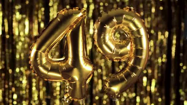 Le nombre d'or 49 quarante-neuf un est fait d'un ballon gonflable sur un fond jaune. L'un des nombres complets. Anniversaire, concept de date — Video