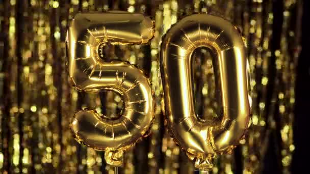 Le nombre d'or 50 cinquante est fabriqué à partir d'une balle gonflable sur un fond jaune. L'un des nombres complets. Anniversaire, concept de date — Video