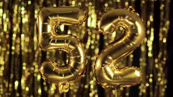 数字52 52 52是由黄色背景上的一个充气球制成的。一组完整的数字之一。生日、周年纪念日、日期概念 — 图库视频影像