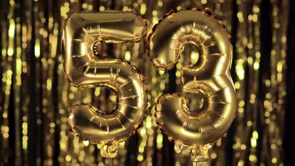 黄金の番号53 53は黄色の背景にインフレータブルボールから作られています。数の完全なセットの1つ。誕生日、記念日、日付の概念 — ストック動画