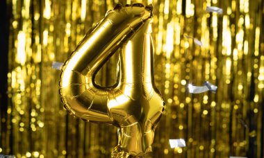 Sarı arka planda 4 numaralı altın folyo 4 numaralı şenlik balonu. Doğum günü konsepti, yıldönümü.,