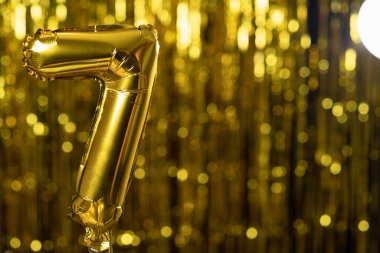 Sarı arka planda 7 numaralı altın folyo yedi numaralı festival balonu. Doğum günü konsepti, yıldönümü.,