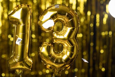 Sarı arka planda 13 numaralı altın folyo 13 numaralı şenlik balonu. Doğum günü konsepti, yıldönümü.,