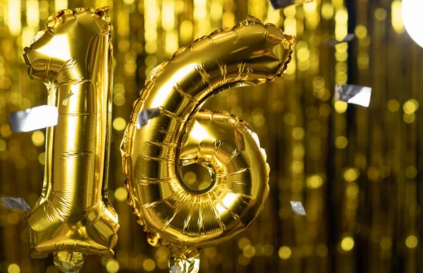 Número Dourado Dezesseis Feito Balão Inflável Sobre Fundo Amarelo Dos — Fotografia de Stock