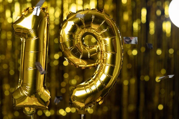 Número Ouro Dezenove Balão Inflável Sobre Fundo Amarelo Dos Conjuntos — Fotografia de Stock