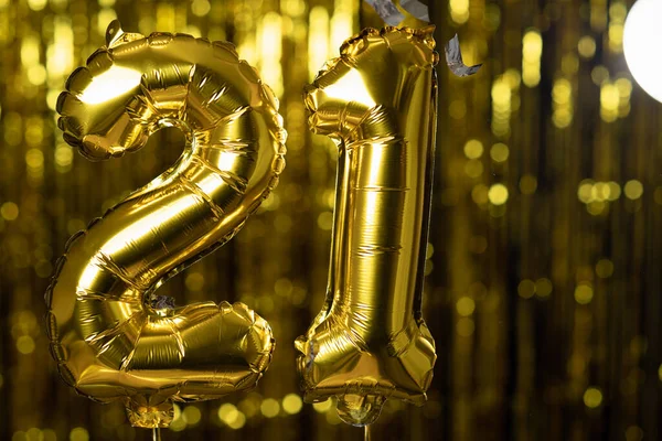 Gyllene Nummer Tjugoen Gjord Uppblåsbar Ballong Gul Bakgrund Kompletta Numren — Stockfoto