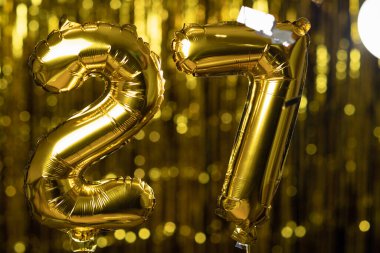 Altın sayı 27. 27, sarı zemin üzerinde şişme bir toptan yapılır. Tam sayı kümelerinden biri. Doğum günü, yıldönümü, tarih kavramı