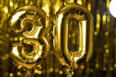 Altın 30 numara sarı zemin üzerinde şişme bir balondan yapılmıştır. Tam sayı kümelerinden biri. Doğum günü, yıldönümü, tarih kavramı