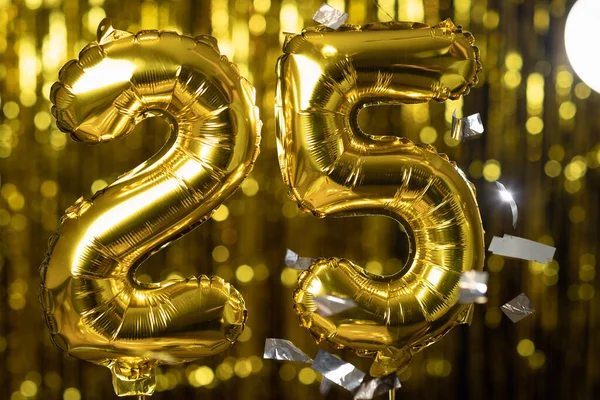 Χρυσός Αριθμός Είκοσι Πέντε Φτιαγμένος Από Φουσκωτό Μπαλόνι Κίτρινο Φόντο — Φωτογραφία Αρχείου