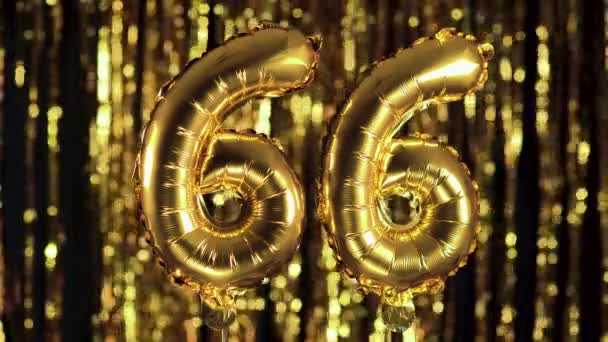 Złota liczba 66 sześćdziesiąt sześć wykonana jest z nadmuchiwanego balonu na żółtym tle. Jeden z kompletnych zbiorów liczb. Urodziny, rocznica, koncepcja daty — Wideo stockowe
