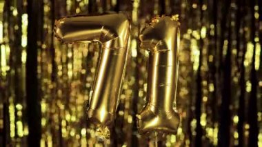 771 numara, sarı zemin üzerinde şişme bir balondan yapılmıştır. Tam sayı kümelerinden biri. Doğum günü, yıldönümü, tarih kavramı