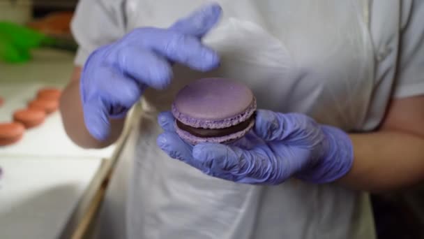 Lo chef di pasticceria collega le due metà del biscotto, tra cui spiccano crema e ribes. Dolci preparati da un pasticcere in una cucina professionale. — Video Stock