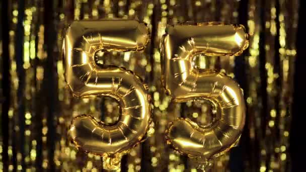 Ο χρυσός αριθμός 55 πενήντα πέντε είναι κατασκευασμένο από ένα φουσκωτό μπαλόνι σε κίτρινο φόντο. Ένα από τα πλήρη σύνολα αριθμών. Γενέθλια, επέτειος, ημερομηνία — Αρχείο Βίντεο