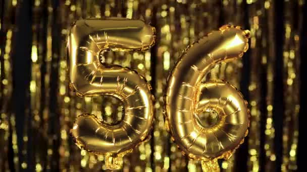 Le nombre d'or 56 cinquante-six est fabriqué à partir d'un ballon gonflable sur un fond jaune. L'un des nombres complets. Anniversaire, concept de date — Video