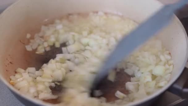 Pezzi di cipolla affettati fritti su una padella primo piano. Cipolle fritte in olio di girasole in una padella calda. — Video Stock