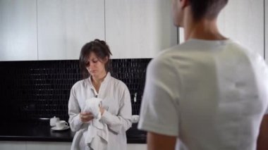 Mutfakta bir erkek ve bir kadın arasında ciddi bir kavga. Kadın kocasına havlu atıyor ve onu gücendiriyor..