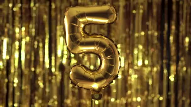 Goldfolie Nummer 5 fünf festlicher Luftballon auf gelbem Hintergrund. Das Konzept von Geburtstag, Jubiläum, Datum. — Stockvideo