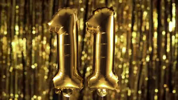 Lámina dorada número 11 once globo festivo sobre fondo amarillo. El concepto de cumpleaños, aniversario, fecha. — Vídeos de Stock
