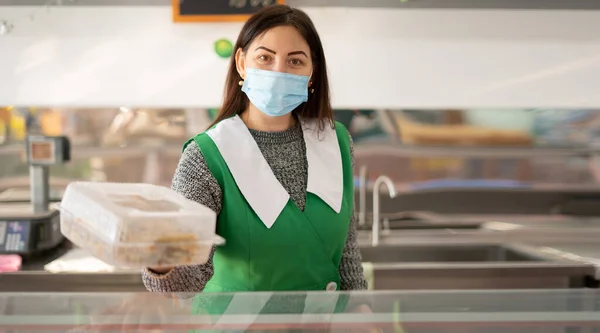 Gelukkig Verkoper Meisje Draagt Beschermend Masker Geeft Koper Een Plastic — Stockfoto