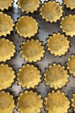 Pişirmeden önce pişirme kabındaki çiğ turtaları kapat, küçük işletme kavramı.