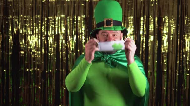 Un jeune lutin célèbre la Saint Patricks Day lors d'une pandémie en portant un masque médical sur le visage. — Video