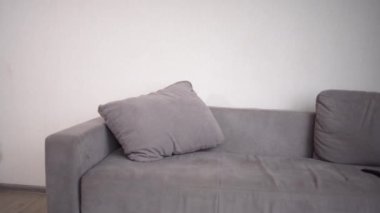 Mutlu bir çift aşık adam ve kız kanepede zıplayıp televizyon izlemek istiyor. Karımla evde boş zamanım var. Akşam buluşacağız..